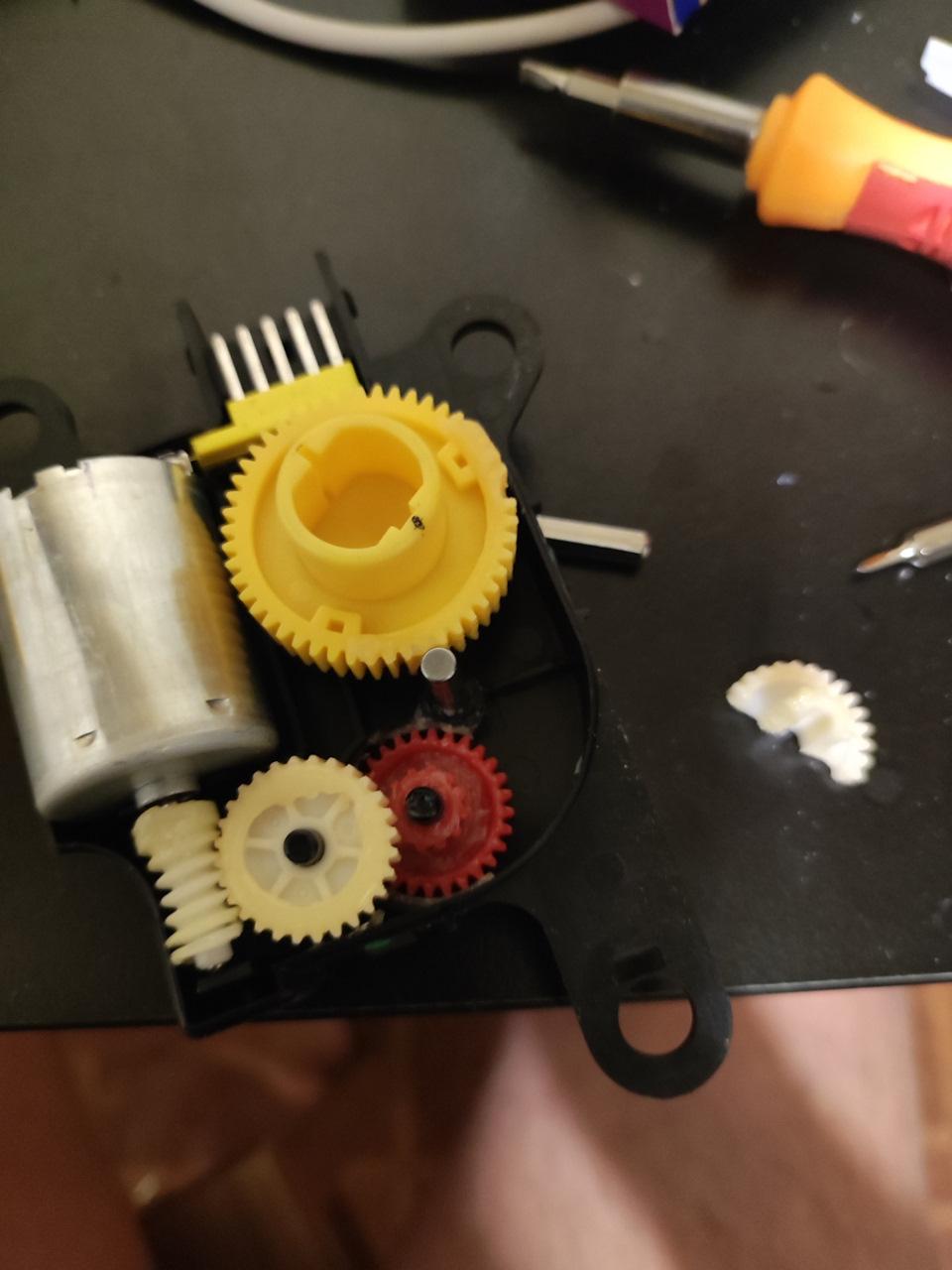 Белая шестерня сломана на обоих приводах, в приводе их две и они взаимозаменяемы. Перекинув из одного в другой, получил рабочий. — Lada Гранта Лифтбек (2G)