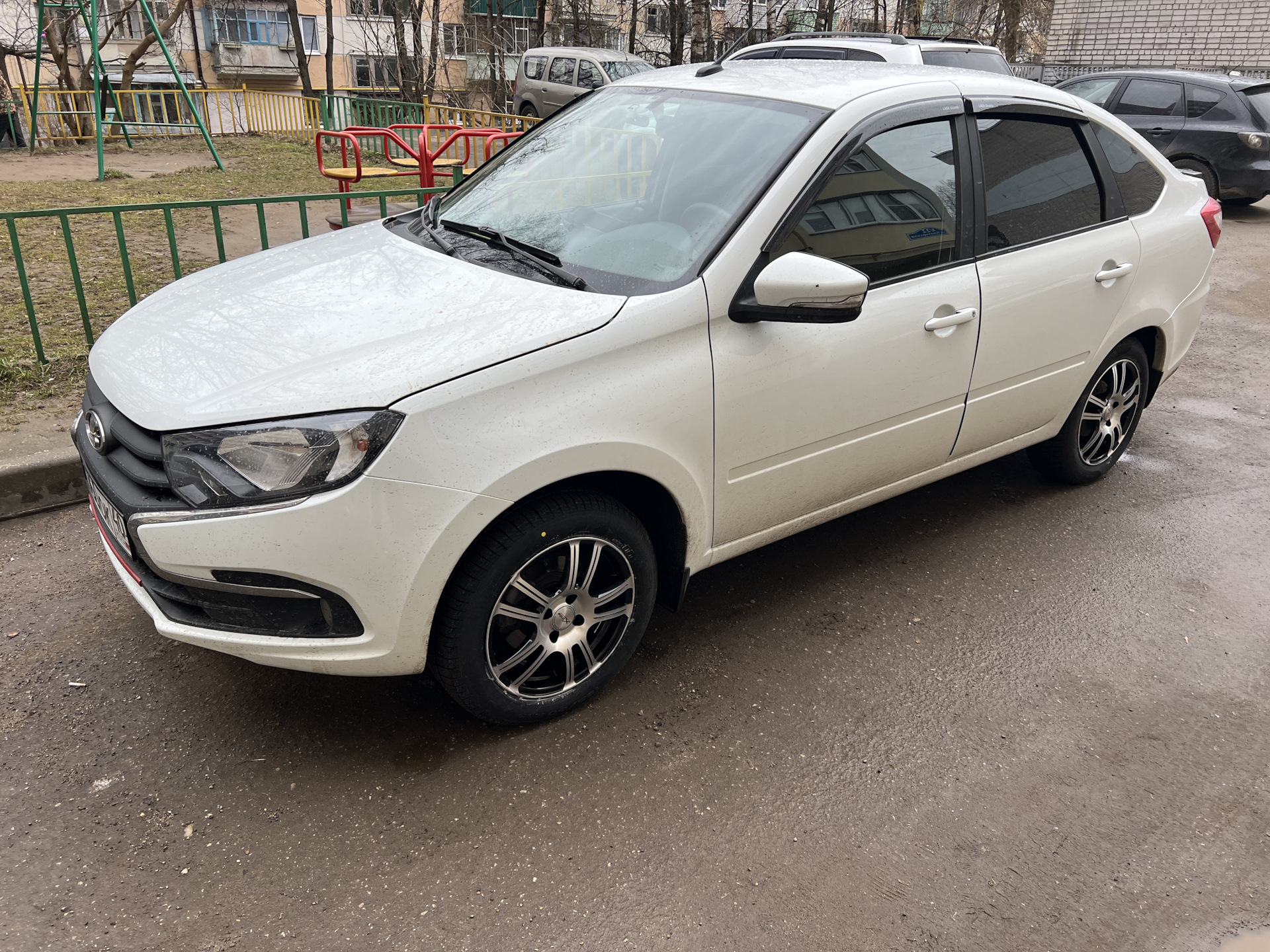 15 литье и летняя резина на белую гранту — Lada Гранта Лифтбек (2G), 1 ...