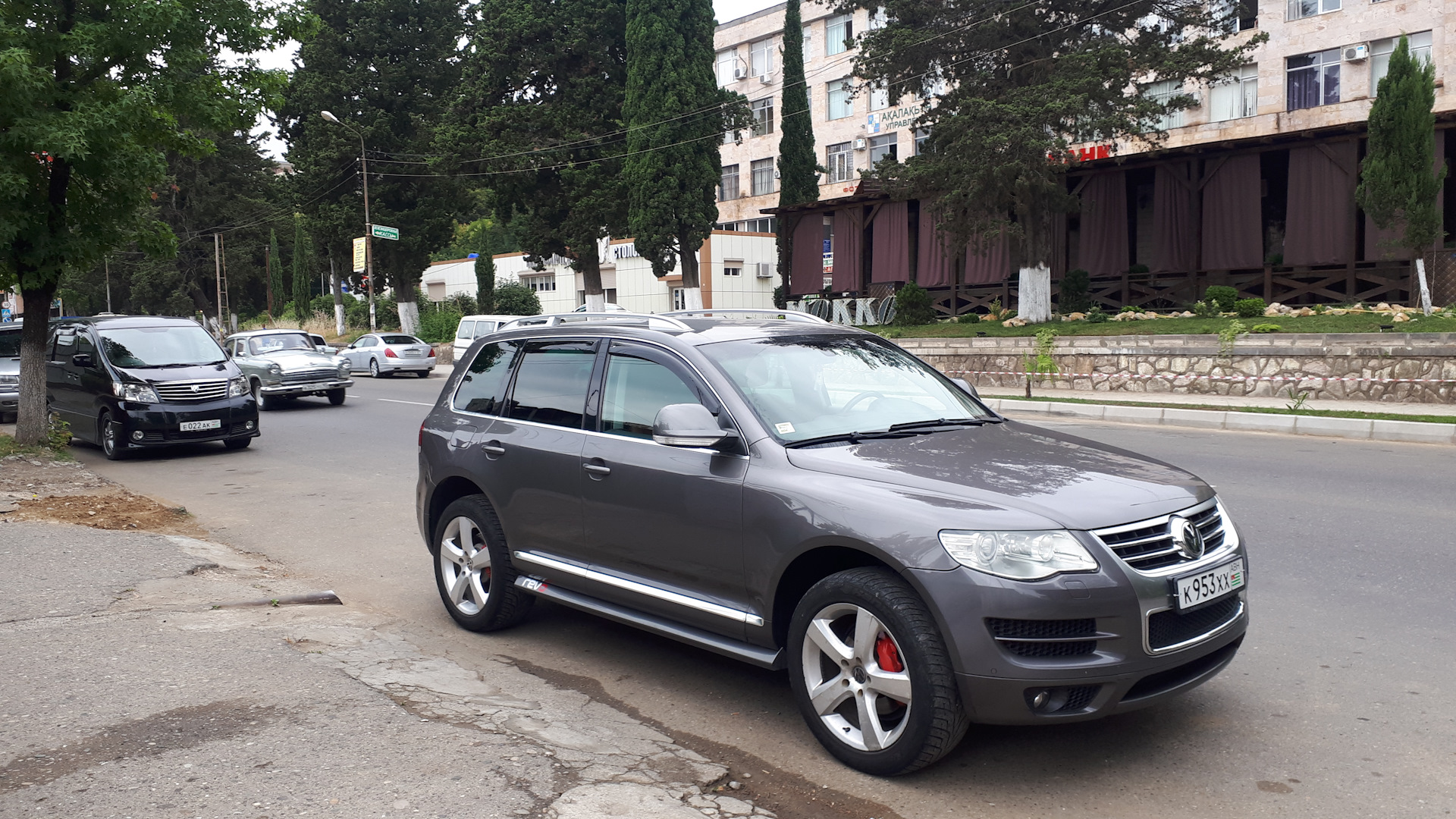 Дефлектор туарег. Фольксваген Туарег 2006. Volkswagen Touareg 2006 черный. Туарег 11 года. Дифлектора на Туарег 1.