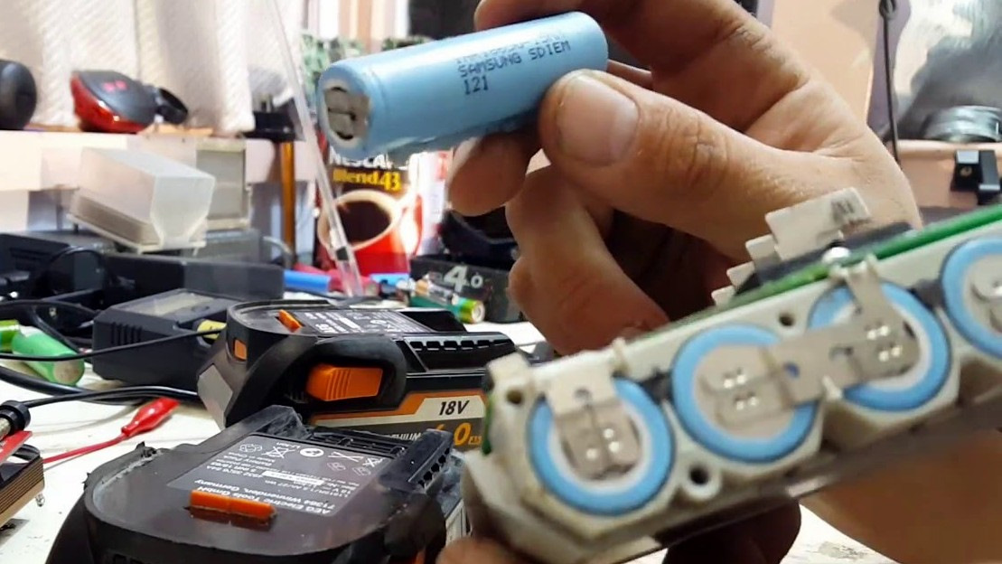 Как разобрать батарею шуруповерта макита Аккумуляторная система AEG 18V. Разбираем АКБ и зарядное. - Сообщество "Инструме