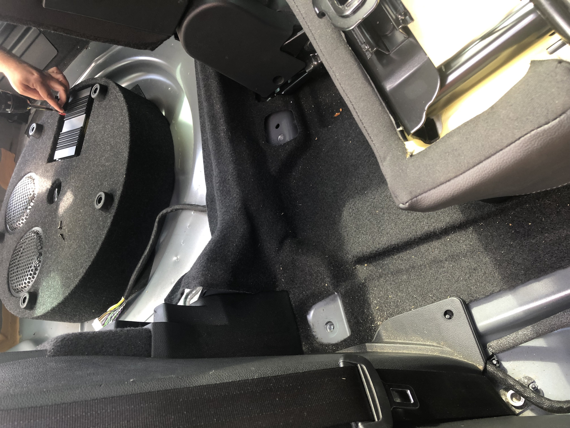 Установка сабвуфера HELIX PnP — Volkswagen Tiguan (2G), 2 л, 2017 года