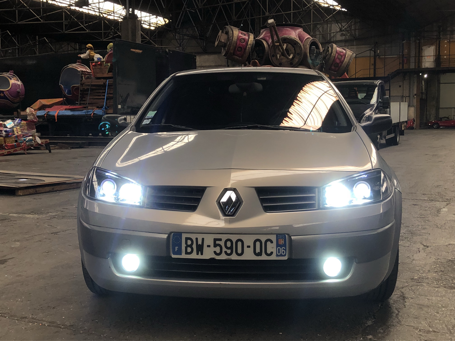 Свет рено меган 2. Светодиодные фары Renault Megane 2. Megane 2 доп свет. Led фары Меган 2.