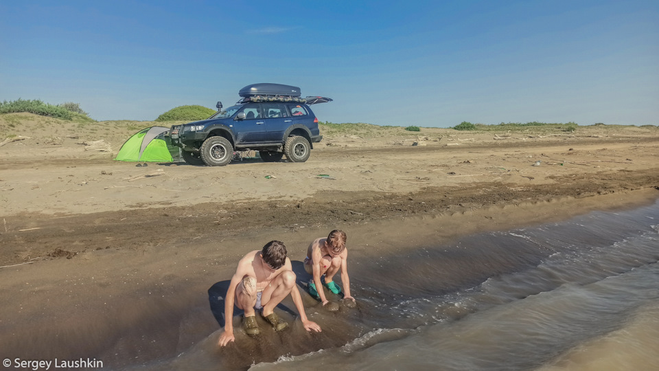 Дети играли на море. — Mitsubishi Pajero Sport (2G)