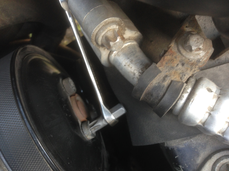 Замена помпы и трубки подогрева дроссельной заслонки. — Opel Astra H, 1 ...