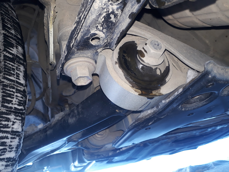 Масло в сайлентблоке нижнего переднего рычага — Toyota Crown (S180), 3 ...