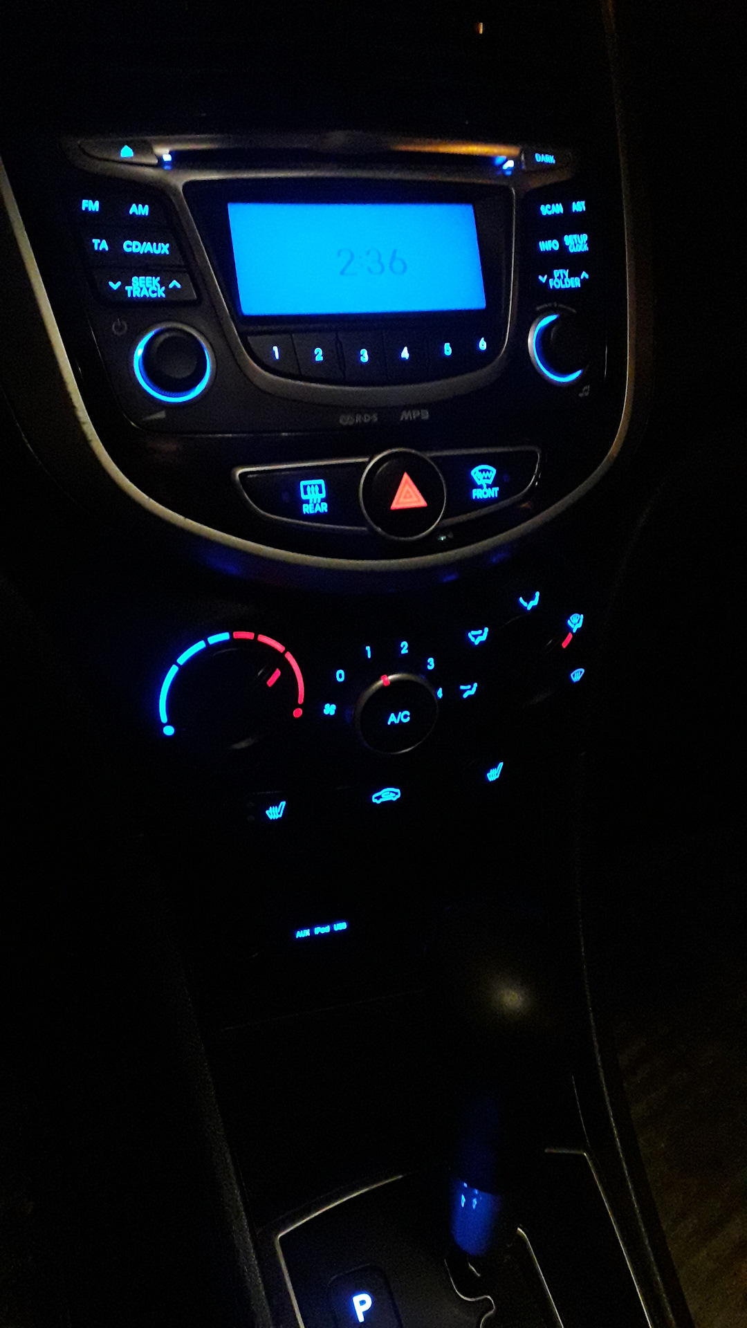 Дополнительная комплектация (кнопка FRONT, блок USB & AUX) — Hyundai  Solaris, 1,6 л, 2012 года | запчасти | DRIVE2