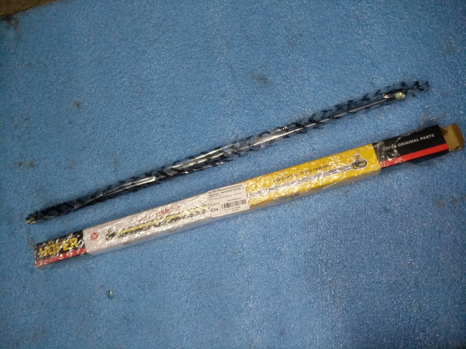 Амортизатор двери багажника 2111 — Lada Приора универсал, 1,5 л, 2010 ...