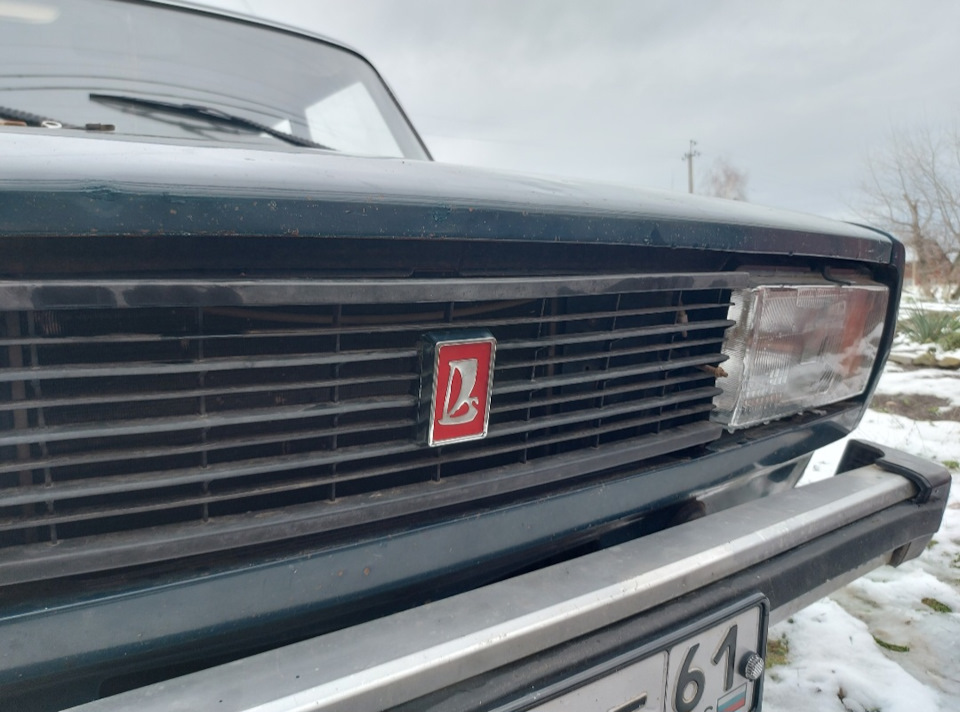 Эмблема ваз 2106 на решётку радиатора — Lada 21053, 1,5 л, 1996 года ...