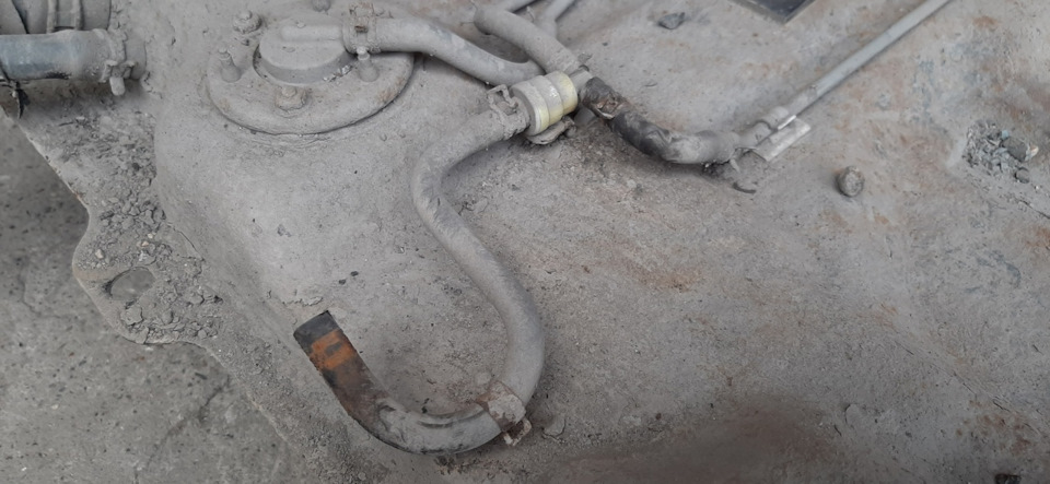 Многие ломают этот пластиковый тройник, хотя зачем его трогать, если можно скинуть шлангу, да и проще так даже — Mitsubishi Lancer IX