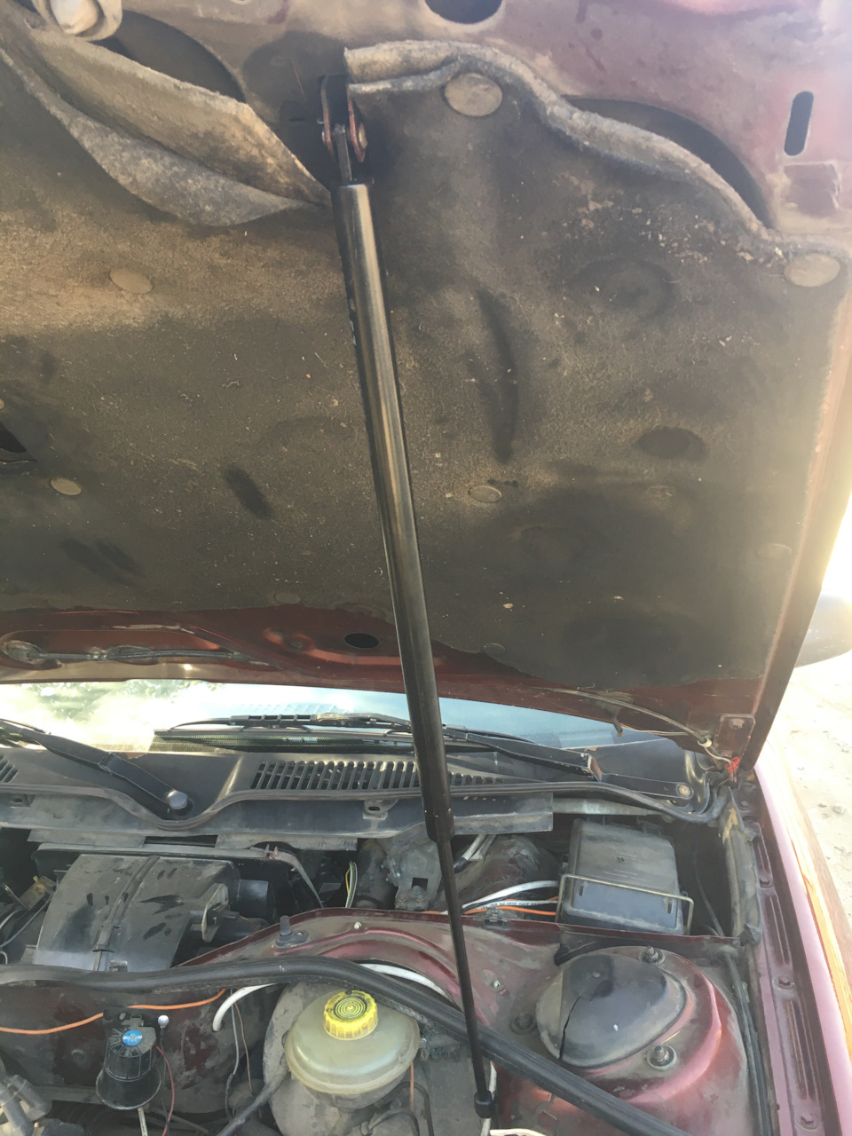 Уплотнитель желоба/амортизатор капота — Audi 100 Avant (C4), 2,3 л ...