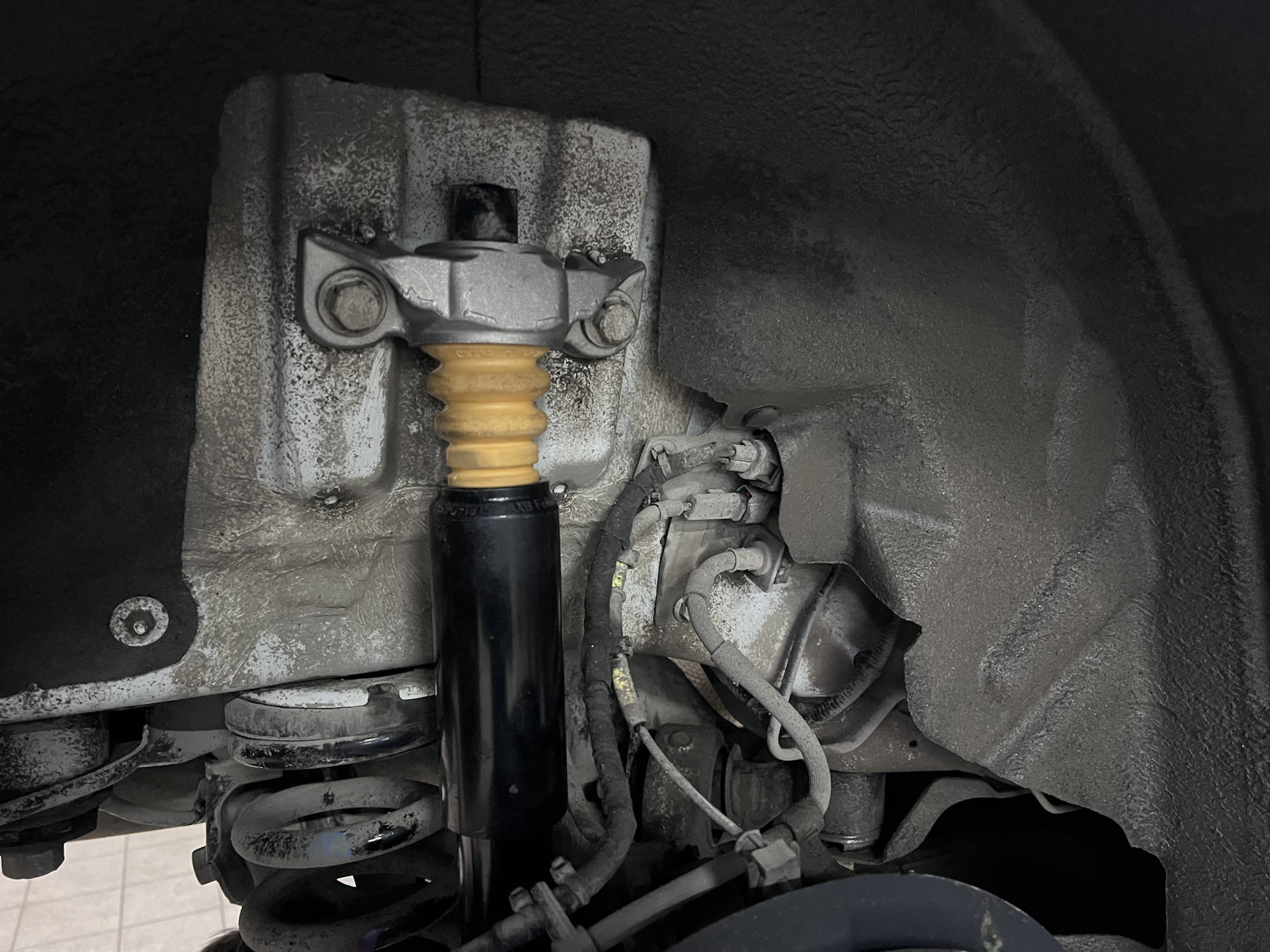 Замена задних амортизаторов Ford Mondeo V 2.0 EcoBoost — Ford Mondeo V ...