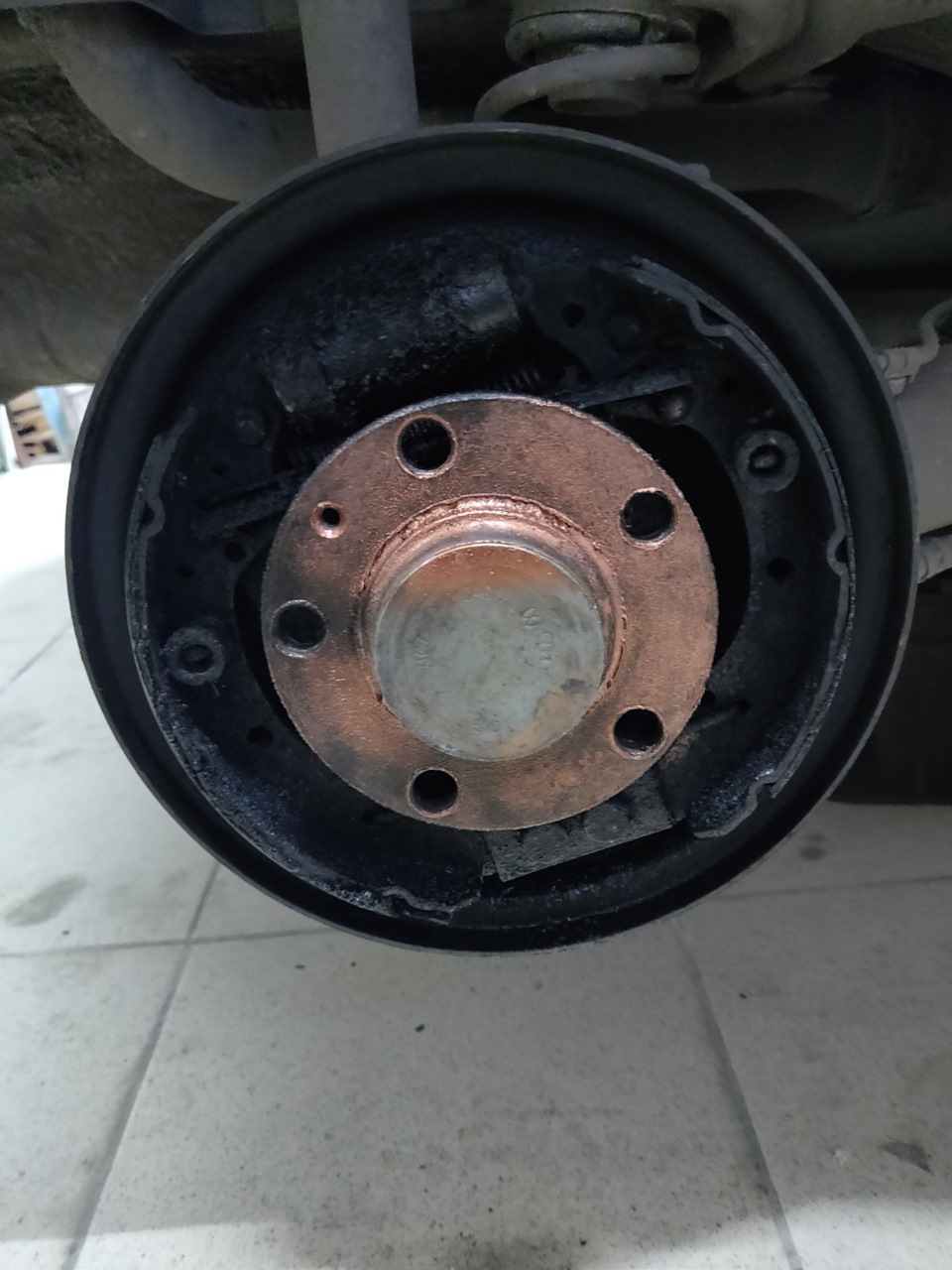 Подготовка к замене задних барабанных тормозов. — Skoda Fabia Mk2, 1,4 ...