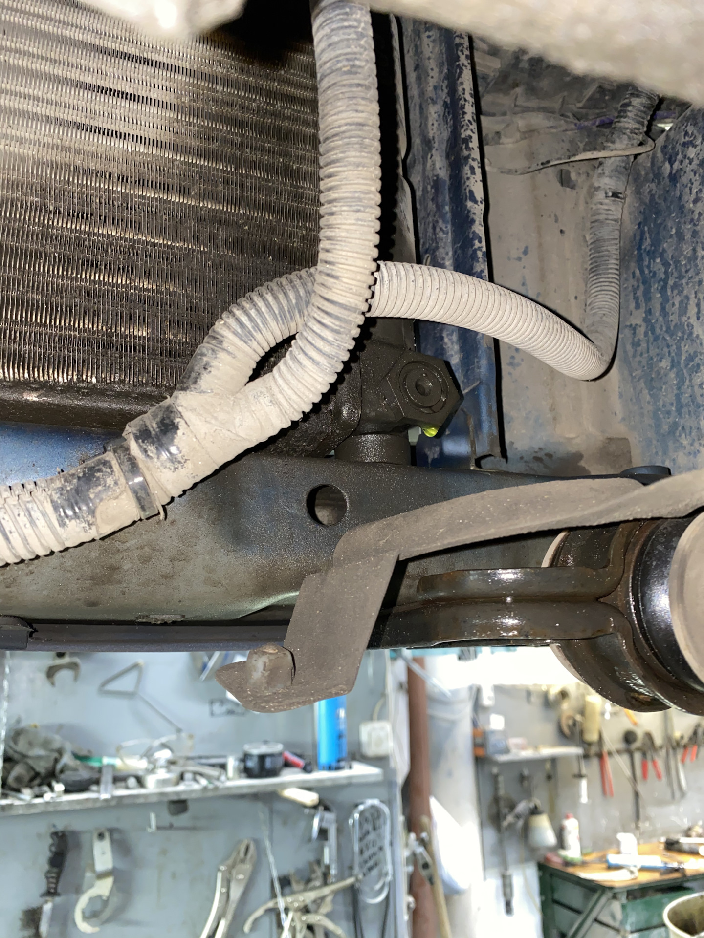 Потек радиатор охлаждения и патрубок (тройник), падают обороты на ...