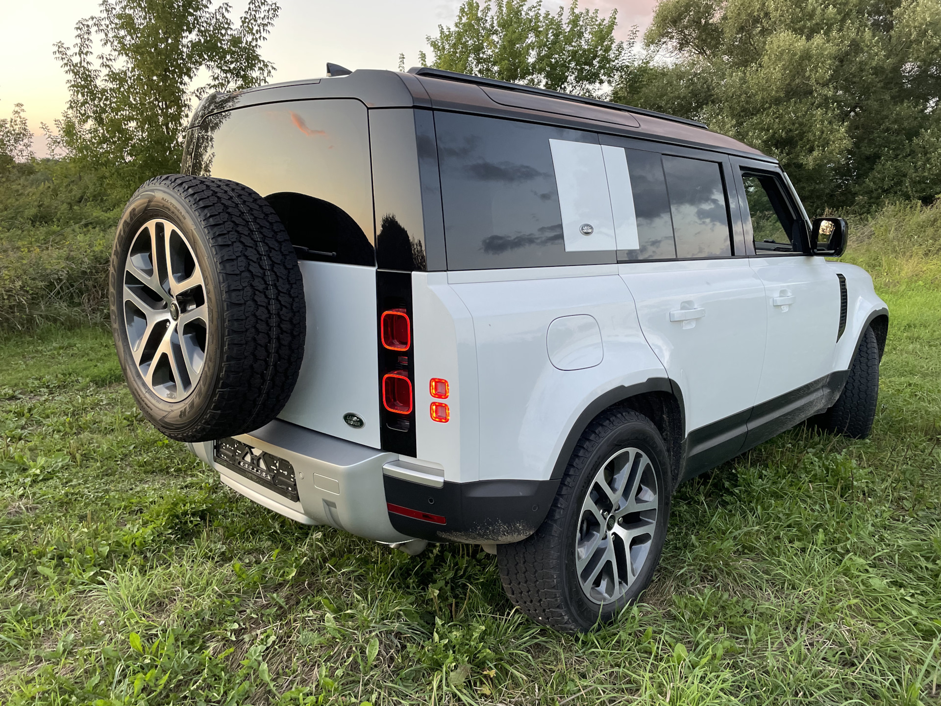 Land rover defender l663. Defender l663. Land Rover Defender l663 без запаски. Прицеп для Land Rover Defender l663. Defender l663 с лестницей.