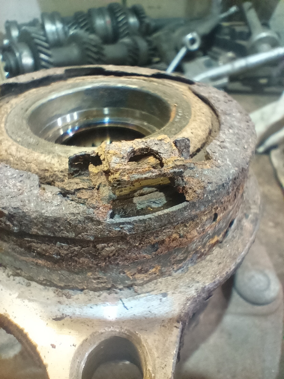 Загорелся abs на аутлендер 3. Поломки аутлендера. Неисправность электронной системы mitsubishi pajero sport. Service required мицубиси аутлендер. Поломки аутлендера.