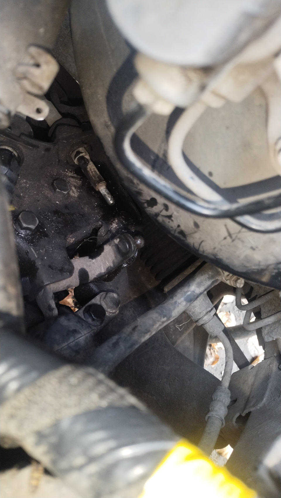 Замена пыльника троса ручника — FIAT Doblo (1G), 1,3 л, 2007 года ...