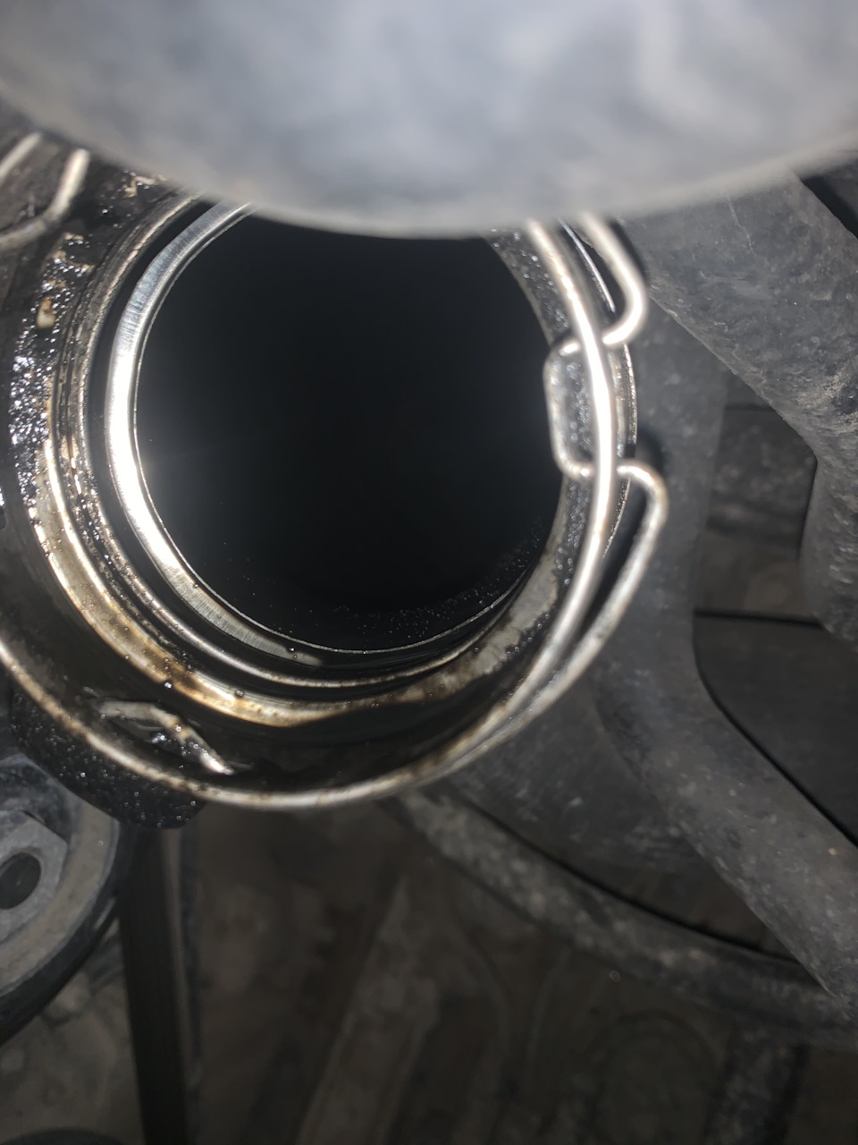 Масло в верхнем патрубке интеркуллера турбины — BMW X3 (F25), 2 л, 2013 ...