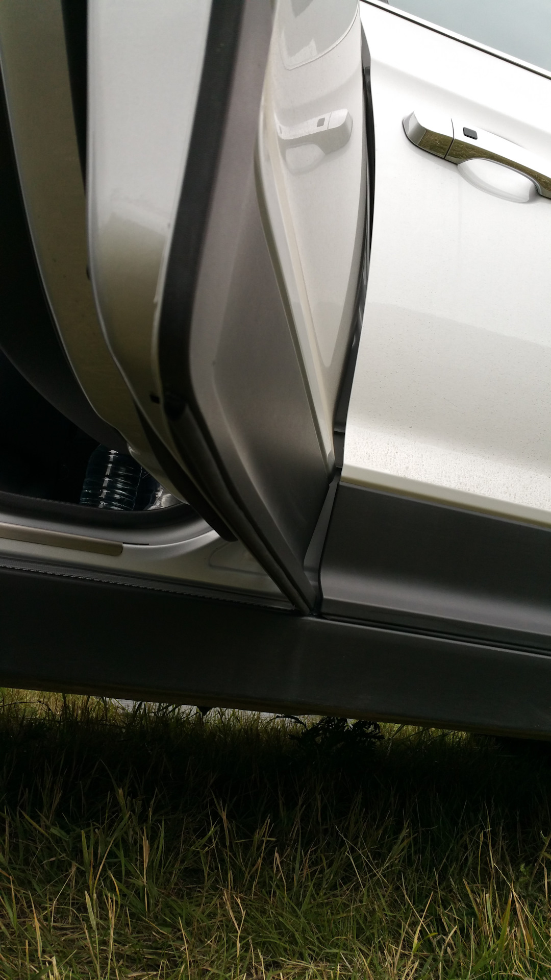 Уплотнительная резинка на дверь хендай крета. Крета уплотнитель накладки багажника. Уплотнители на крета 2. Дополнительные уплотнители дверей солярис 2. Уплотнительная резинка двери hd78.