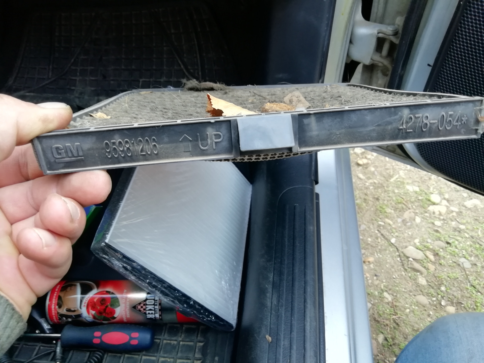 Замена салонного фильтра — Chevrolet Aveo 5-door (1G), 1,2 л, 2011 года ...