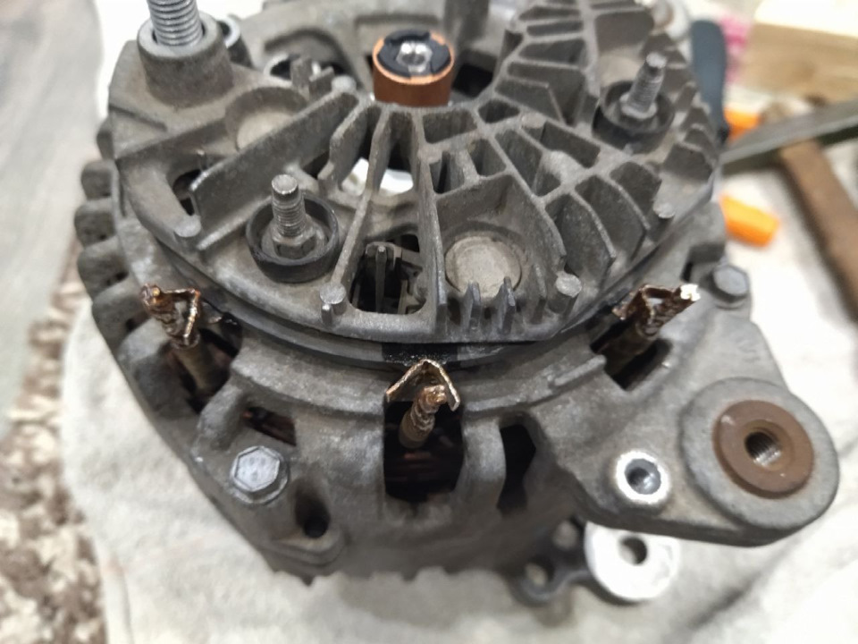 Замена щеток генератора и токосъемных колец. — Audi A3 Sportback (8PA ...