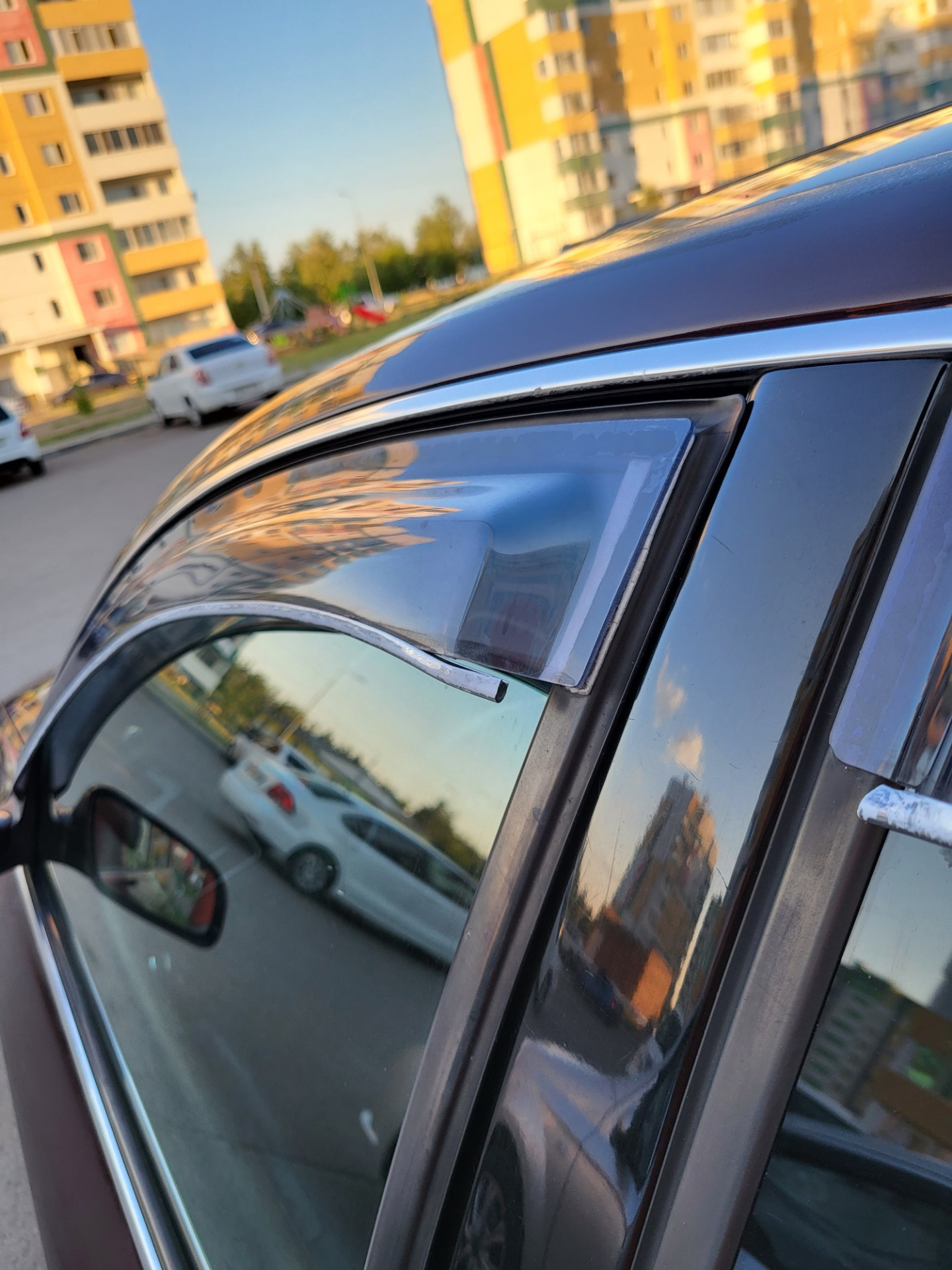 дефлекторы на окна автомобиля. решетка дефлектора воздуховода вольво fm. монтаж ветровиков на автомобиль. бронепленка для боковых окон toyota. монтаж ветровиков.