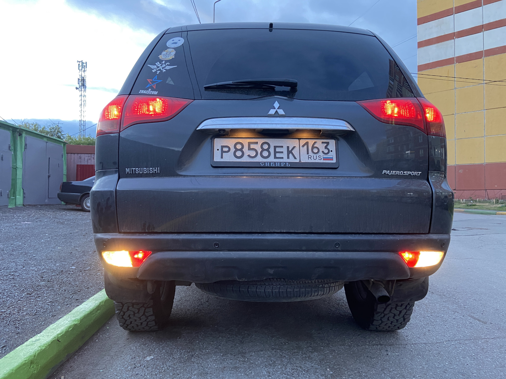 фонарь заднего хода паджеро спорт 2014. задний ход паджеро спорт 2. Mitsubishi pajero sport 2 сзади. Pajero sport 2 лампа заднего хода. задняя птф паджеро спорт 2.