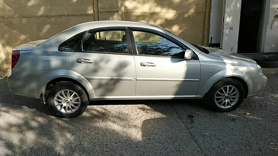 Желанные диски от хетча. Вылет правильный, ЕТ44 — не задевает. — Chevrolet Lacetti Sedan