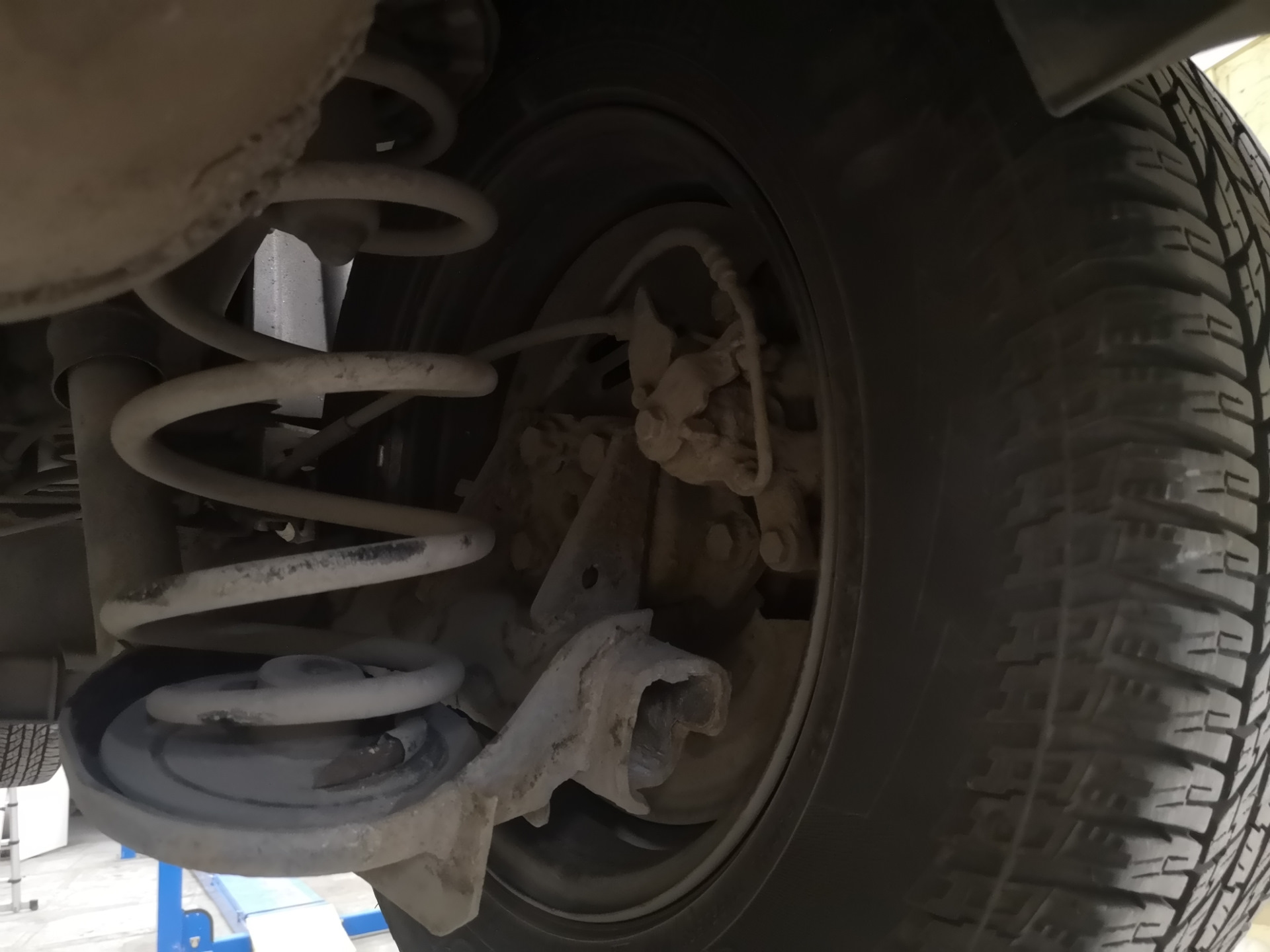 Kangoo 2, K7M750, замена задних пружин. Одна лопнула на пробеге 132801 ...