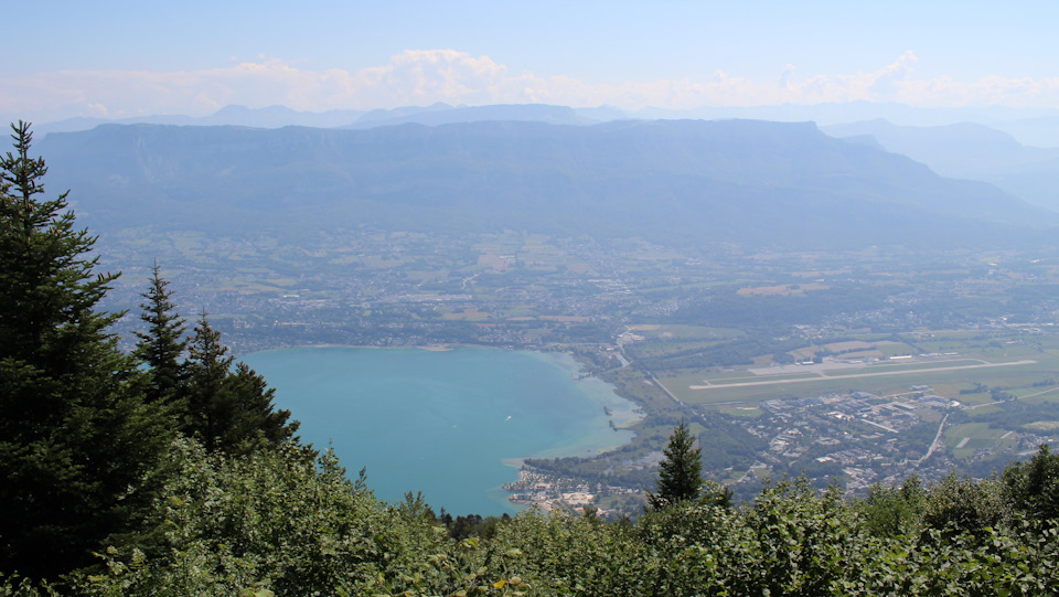 Южный берег озера Бурже и аэропорт Шамбери. Сам город Шамбери за кадром справа. — Audi A4 (B9)