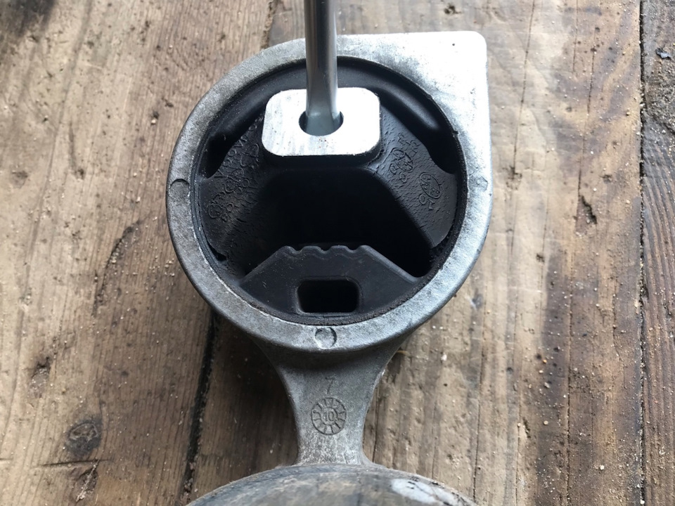 Замена верхней правой подушки(гитары) мотора. — Nissan Teana (J32), 2,5 ...