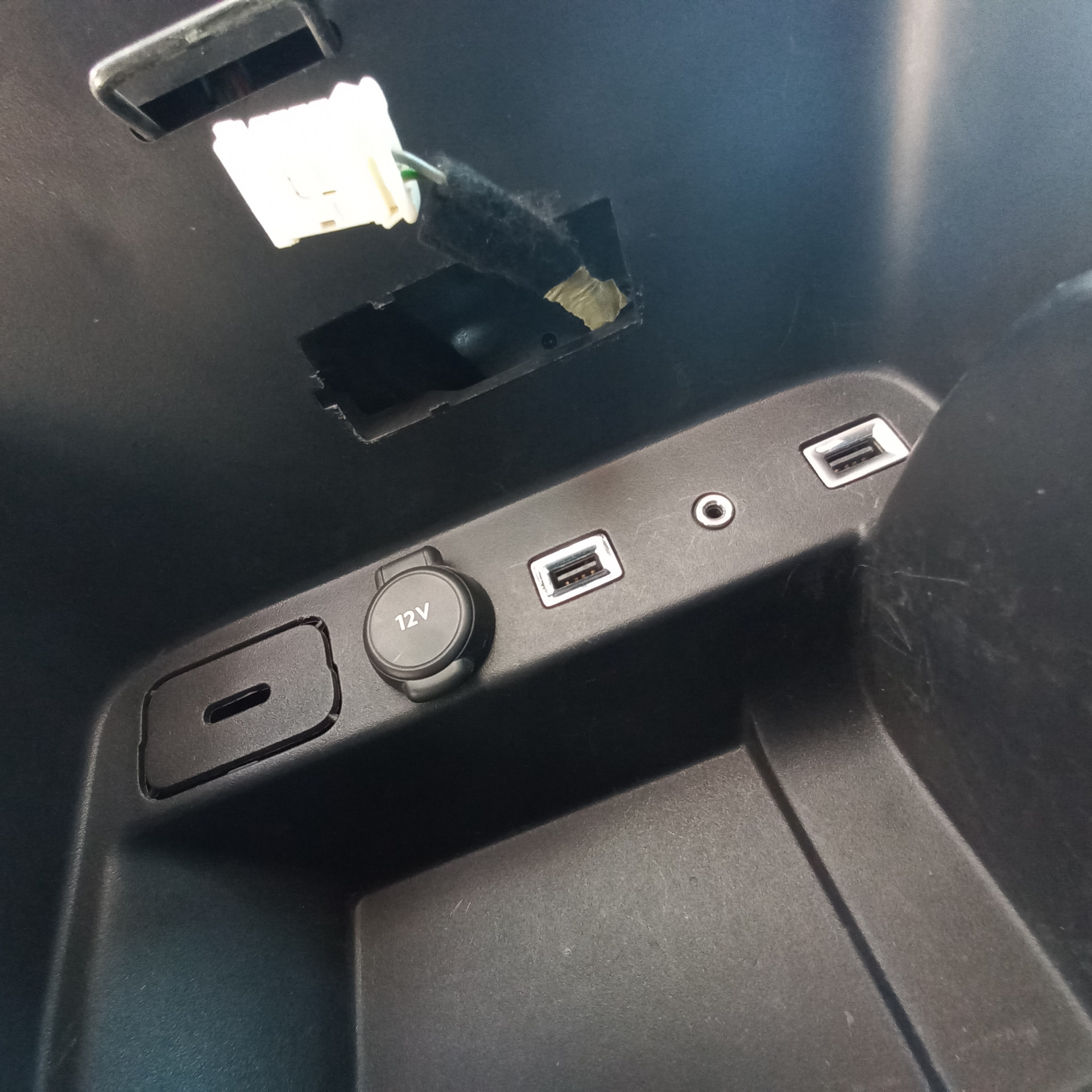 Замена лампы в перчаточном ящике — Citroen Grand C4 Picasso (2G), 1,6 л ...