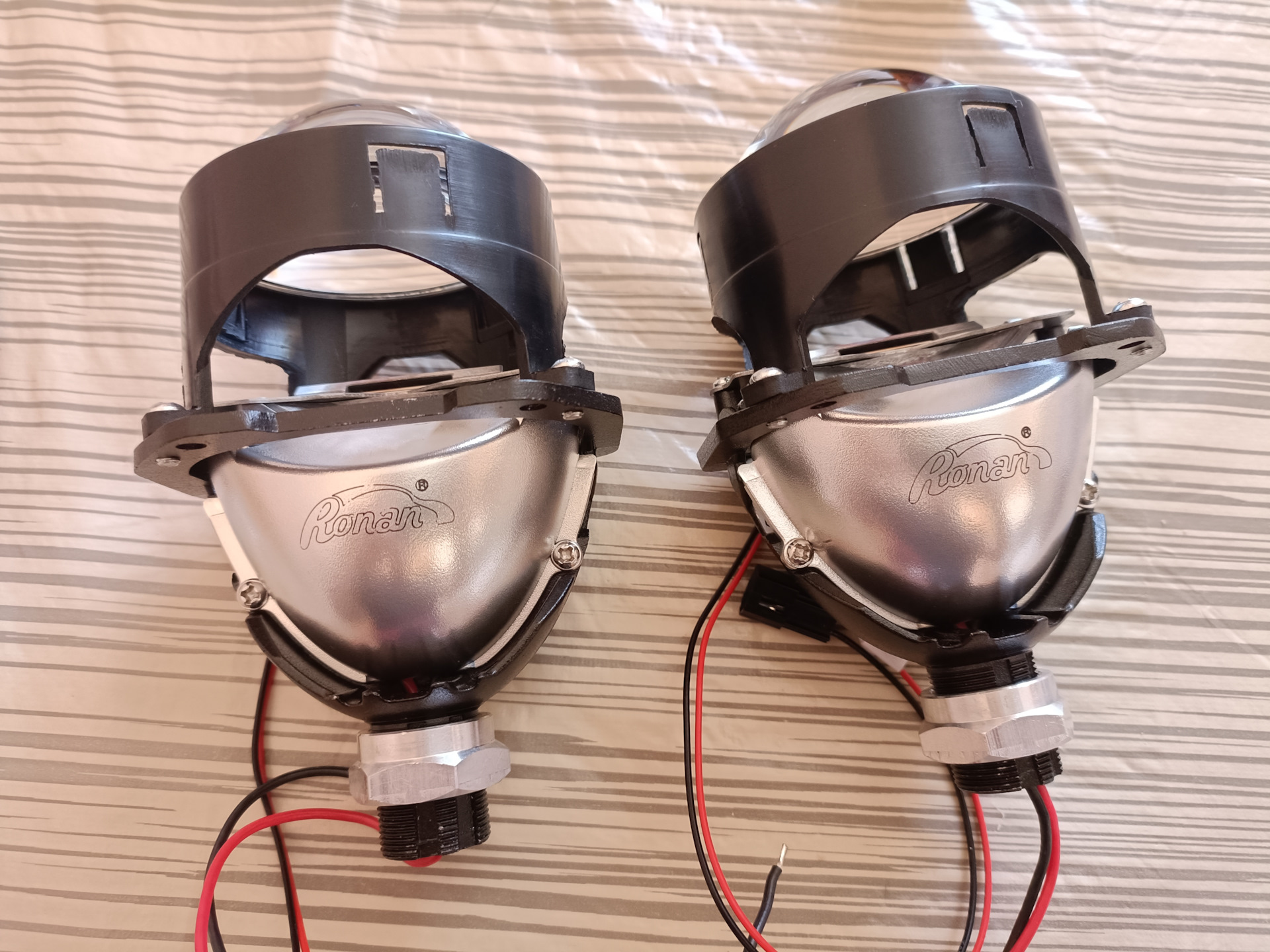 Крепление билед модуля. Разъём линзы koito dm008. Би лед модули lightway. Установка билед модулей. Билед модули на гранту размер.