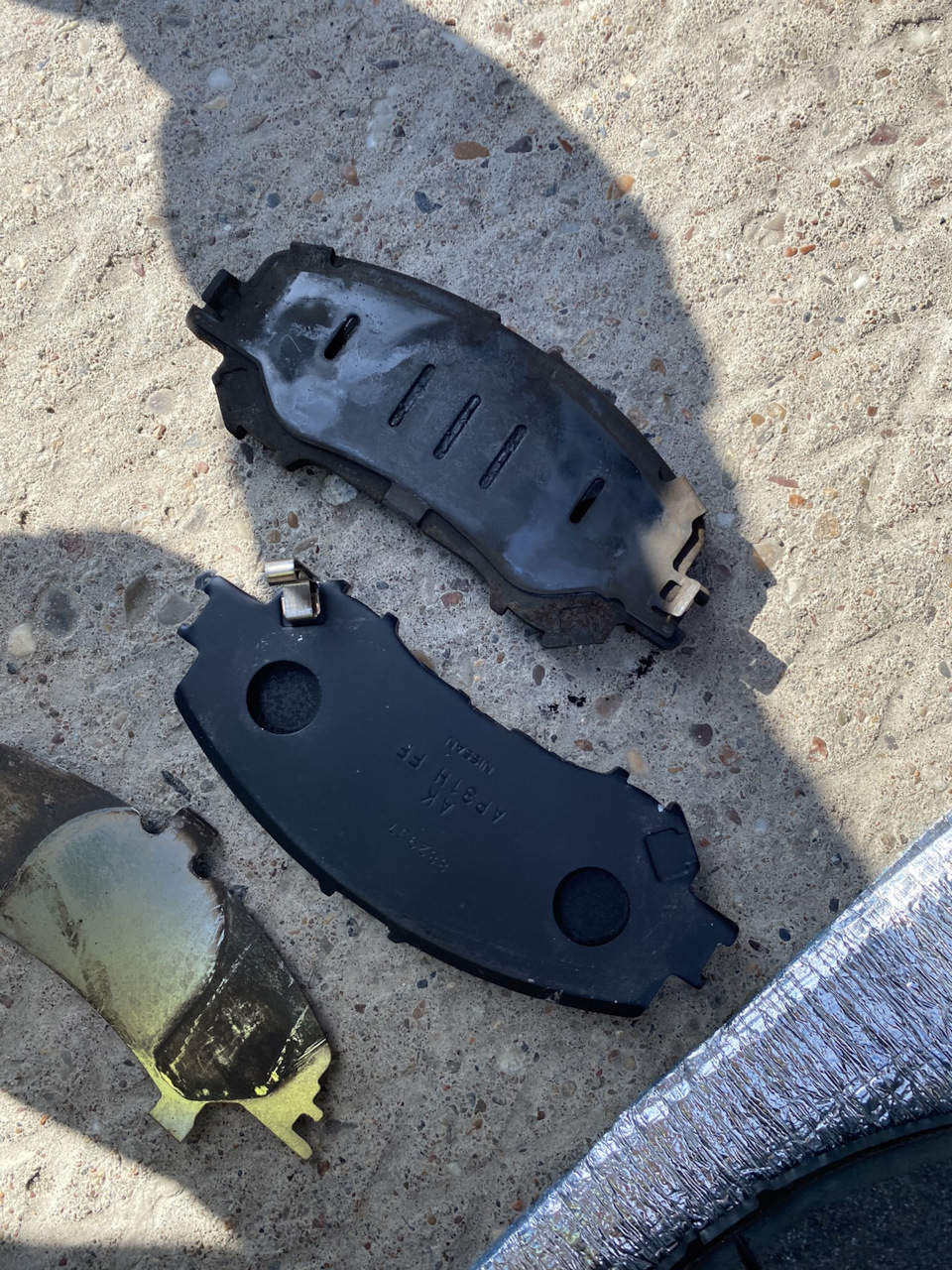 Пластинка, новая и старая накладка — Nissan X-Trail III (t32)