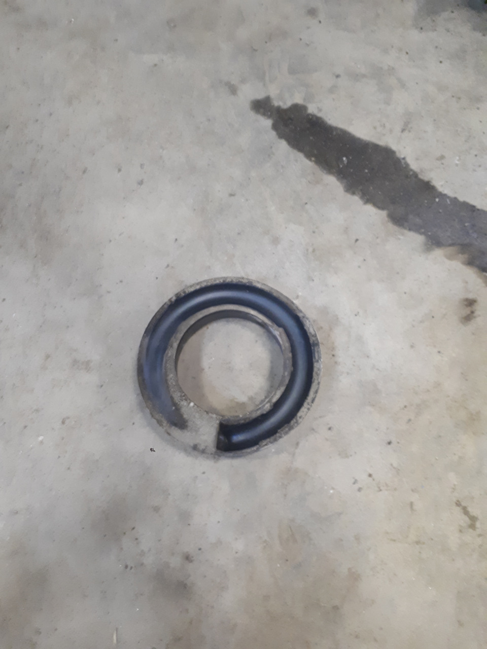 Krok 13: Tył: zdjęcie zaślepki/dostęp do górnych nakrętek amortyzatora w bagażniku. — Mercedes W204