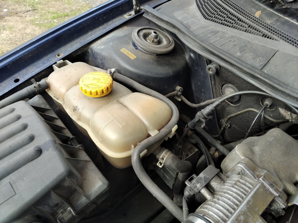 Расширительный бачок свое отработал — Opel Omega B, 2 л, 1997 года ...