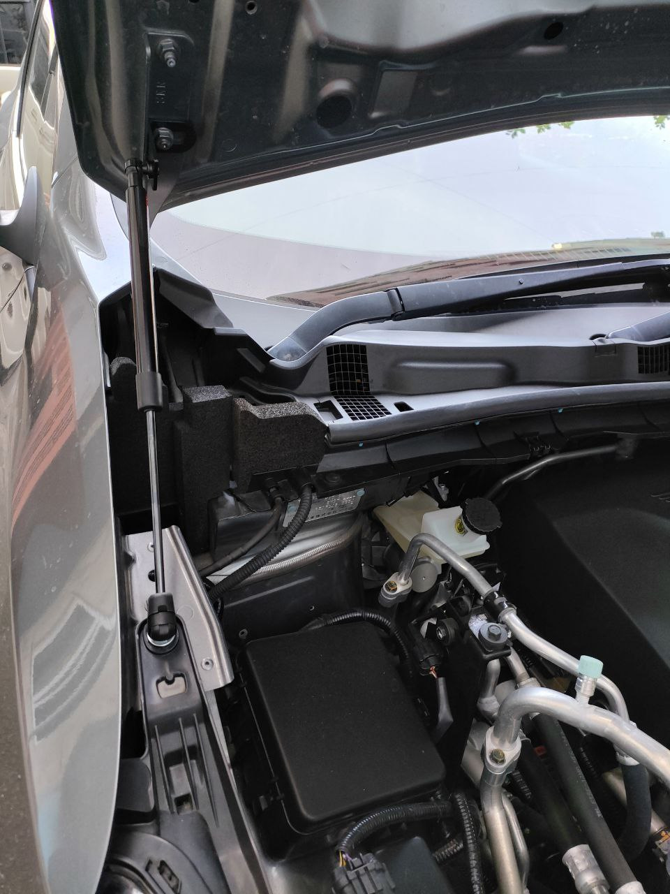 Установка газлифтов капота — Nissan Leaf (2G), 2018 года | аксессуары ...