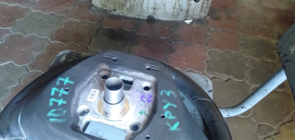Другой на руль матиз. BeAAAgE feA 960. Другой на руль матиз фото. Другой на руль матиз-BeAAAgE feA 960. картинка Другой на руль матиз. картинка BeAAAgE feA 960. Летом друг купил древнюю копейку, строительный мусор возить. Ну и слегка её приукрасил сильно беушной ковкой на 13" и новым рулём. Сел я в копендос, и так присмотрелся прямо к рулю. Он небольшой, чуть меньше матизовского, значительно толще в обхвате, внешне вполне симпатичный и очень, очень приятный на ощупь, мягкий. В руку лёг очень хорошо. Хотел снять его с копейки, но не успел, друг её продал. Видел потом на авторынке похожие рули, но не задумывался всерьёз.