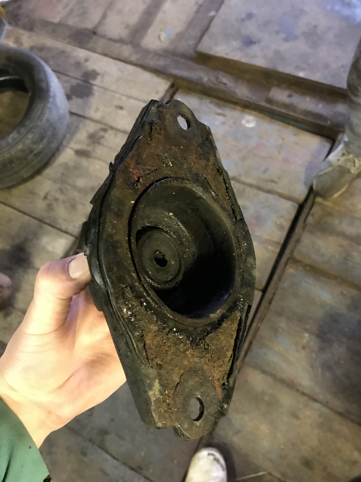 Задние опоры амортизаторов — Nissan Almera II (N16), 1,8 л, 2005 года ...