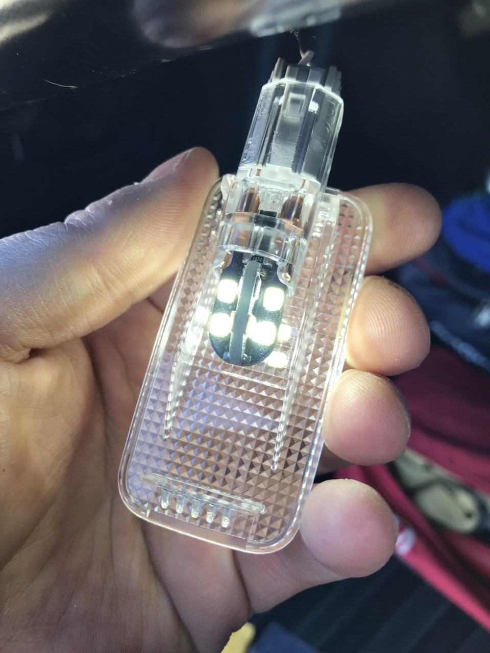 Замена лампочки плафона в багажнике на светодиодную — Toyota Camry ...