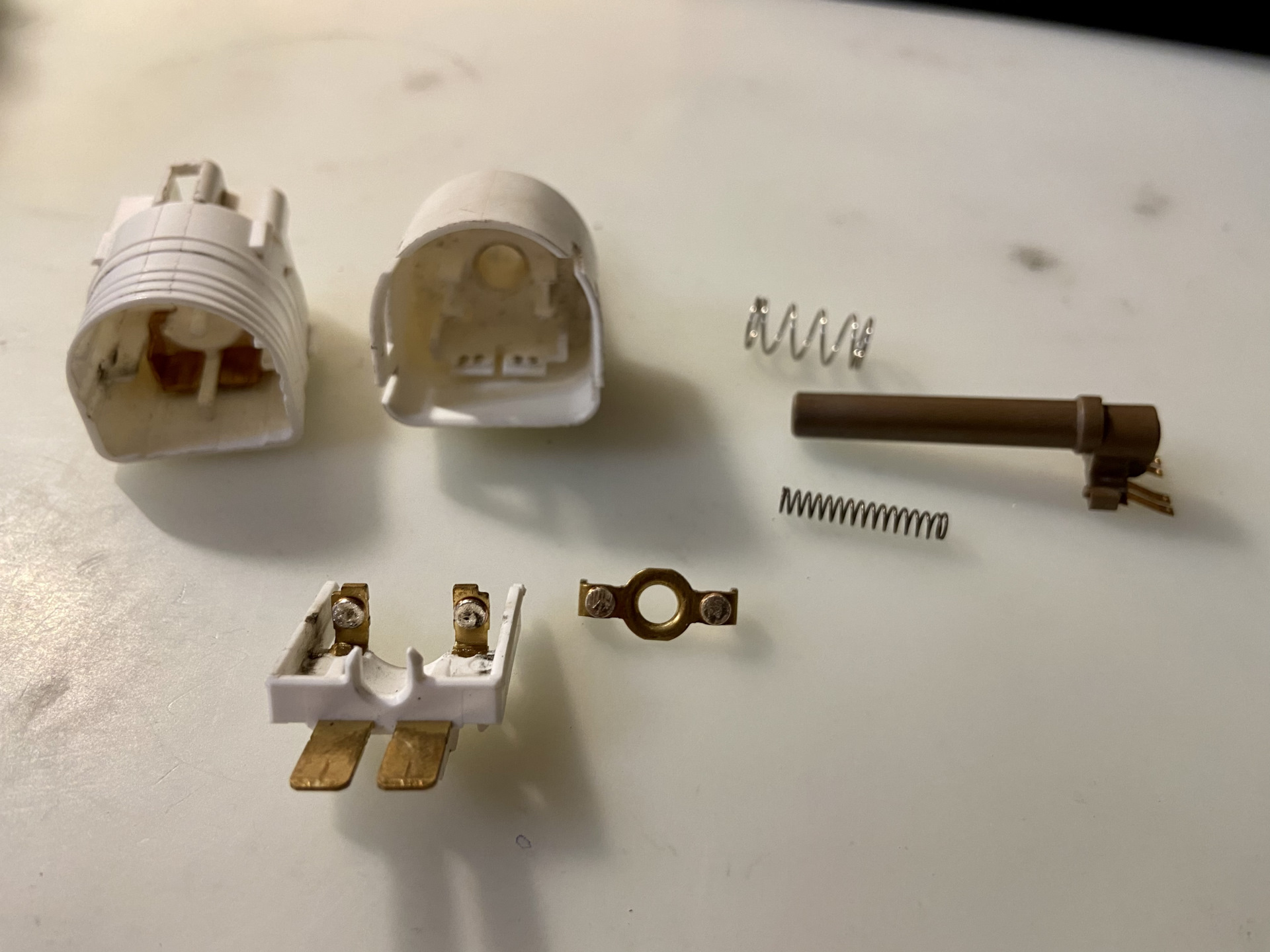 Замена концевика педали тормоза — Toyota Corolla (140/150), 1,6 л, 2008 ...