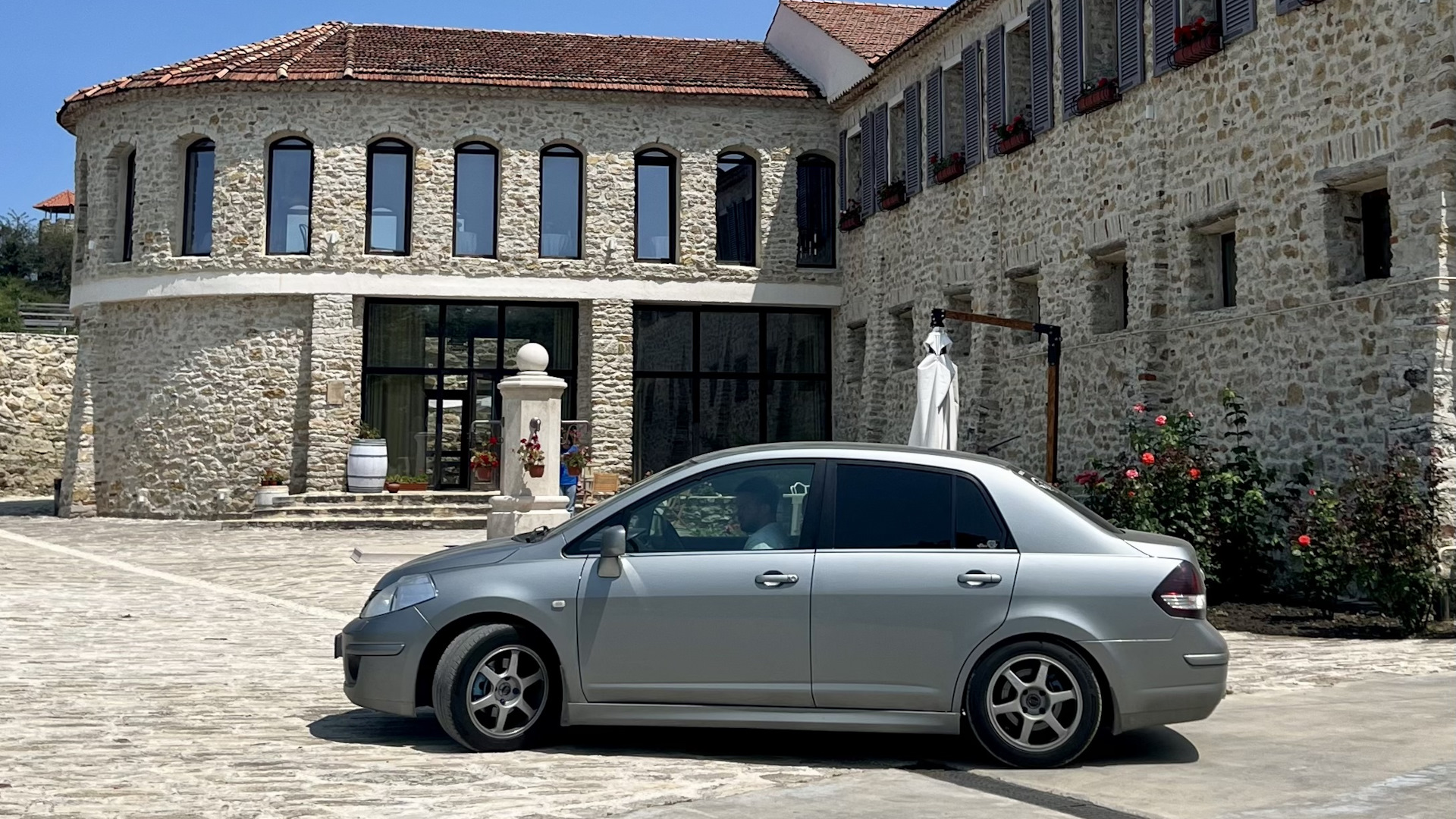 Nissan Tiida (1G) 1.6 бензиновый 2010 GREY SIDEKICK на DRIVE2