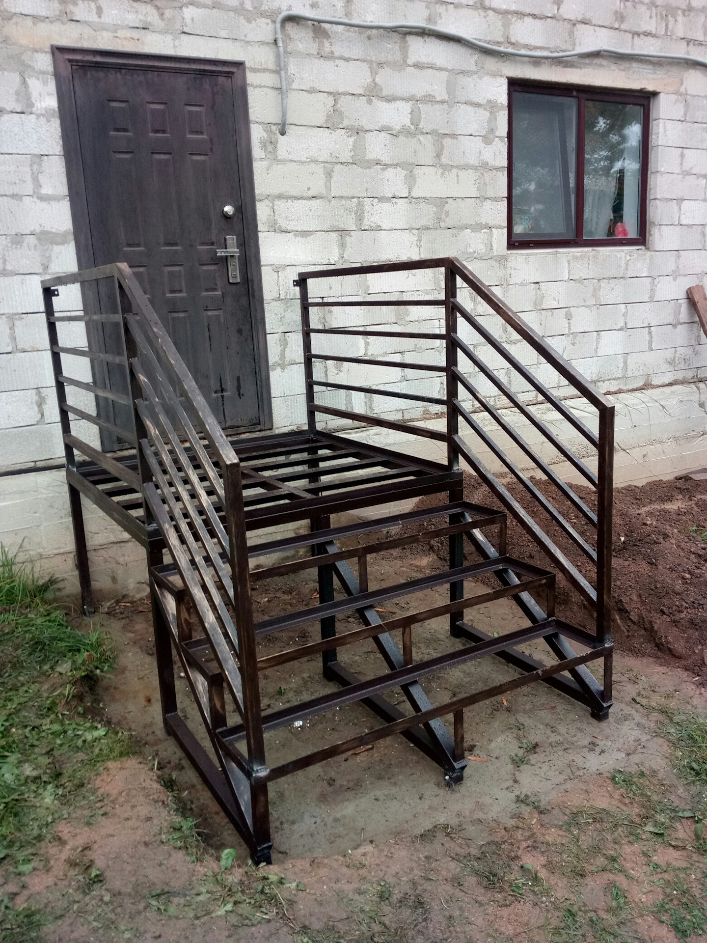Дпк ступени для лестниц. Сварное крыльцо. Каркас лестницы из металла для крыльца. Металлическое крыльцо амарант. Каркас крыльца из металла.