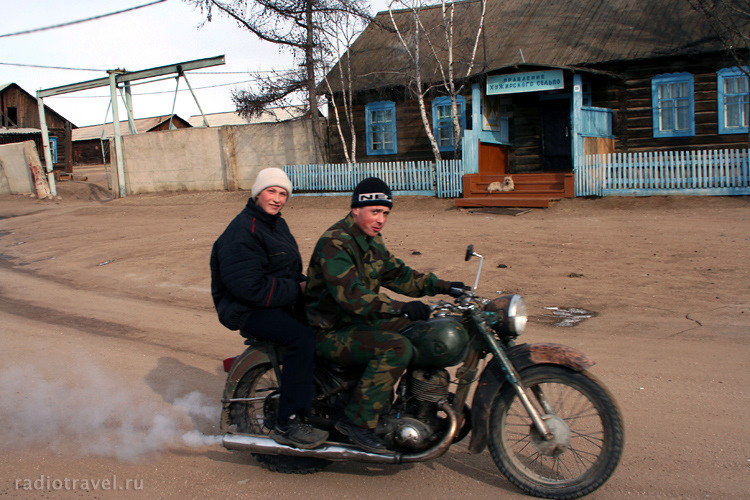 Байки про деревню. Сельский мотоцикл. Мотоцикл в деревне. Мотоцикл Урал в деревне. Мопед деревенский.