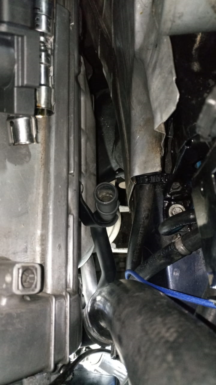 доработанный трубопровод 078 121 065 N на месте — Audi A6 (C5). Запчасти на фото: 078121065N