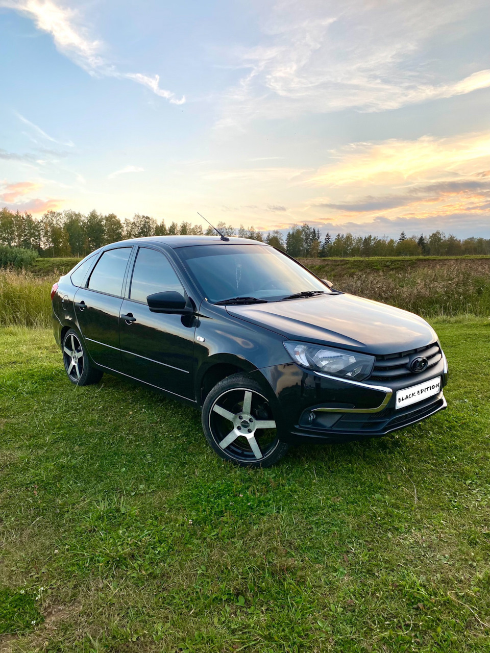 Превращение в Black Edition продолжается, замена шильдиков — Lada Гранта  Лифтбек (2-е поколение), 1,6 л, 2018 года | тюнинг | DRIVE2