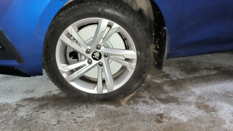 зазор около 1 см между суппортом и диском — Skoda Octavia A8 Mk4