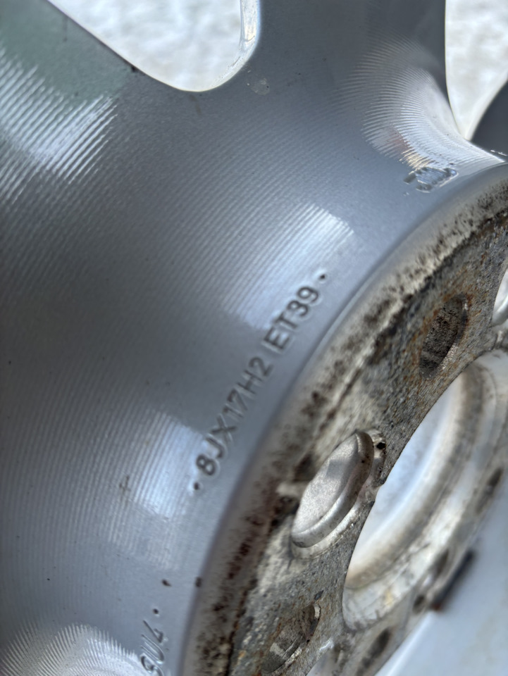 Шины зимние шипованные Nokian 225/55 R17, литые диски Audi 8Jx17 ET39 ...