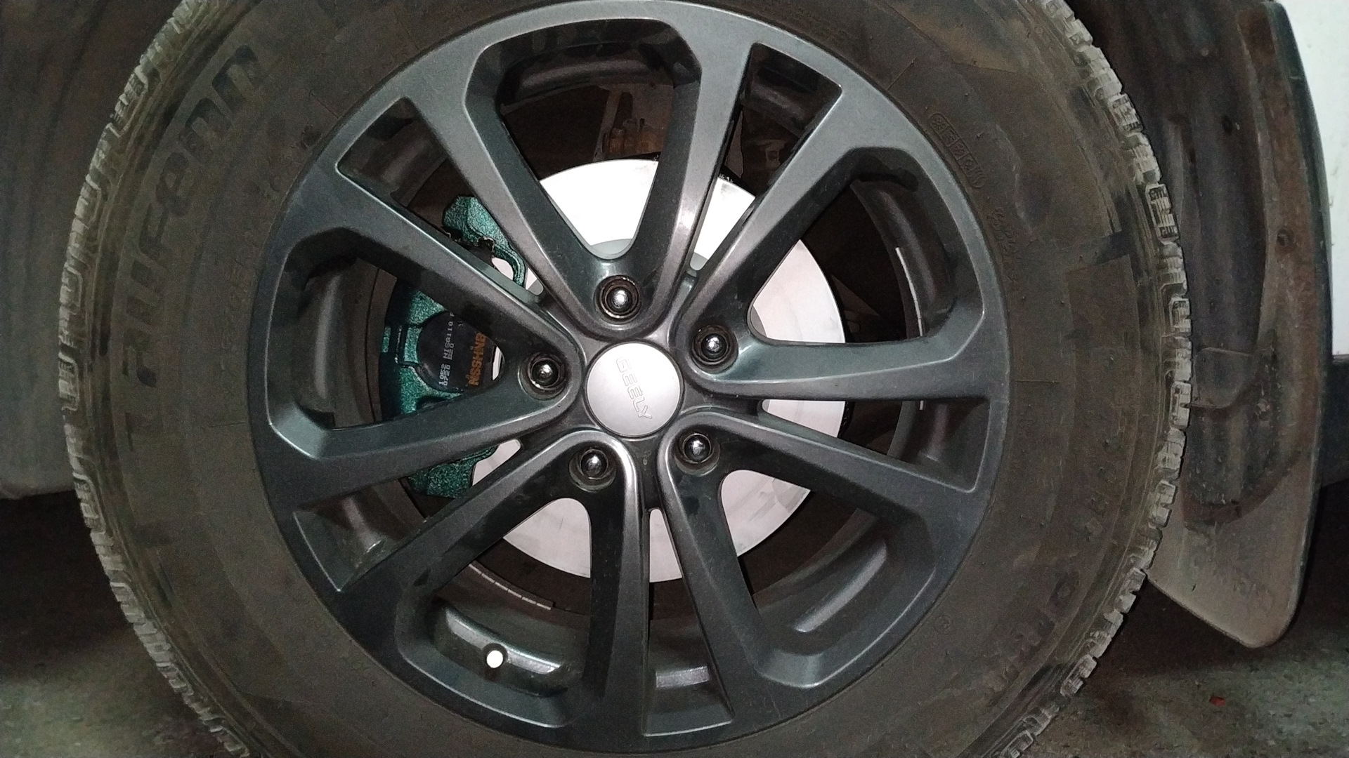 Geely emgrand x7 2014. Замена передних тормозных дисков и колодок ...