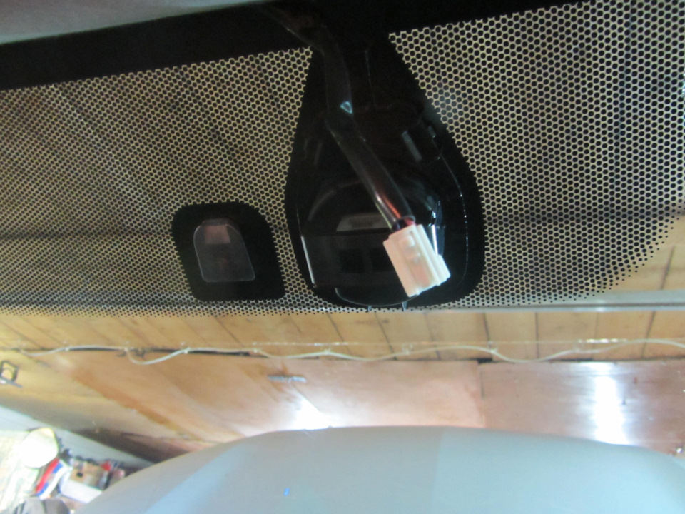 Снятая крышка датчика дождя и разъем — Mitsubishi Outlander (3G)