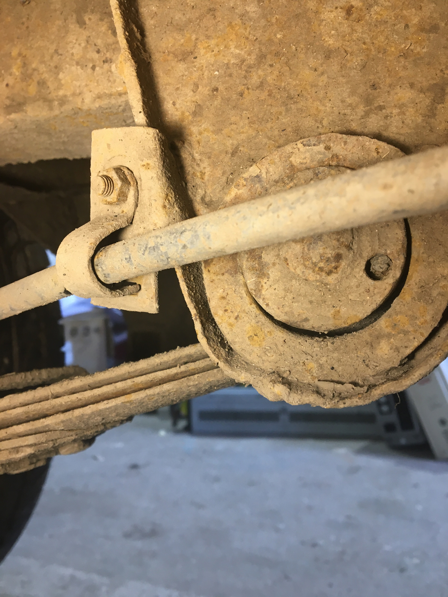 Монтаж задней рессоры уаз хантер. Рессоры от волги. Серьга рессоры уаз буханка. Крепление рессоры к мосту. Крепление рессоры к мосту.